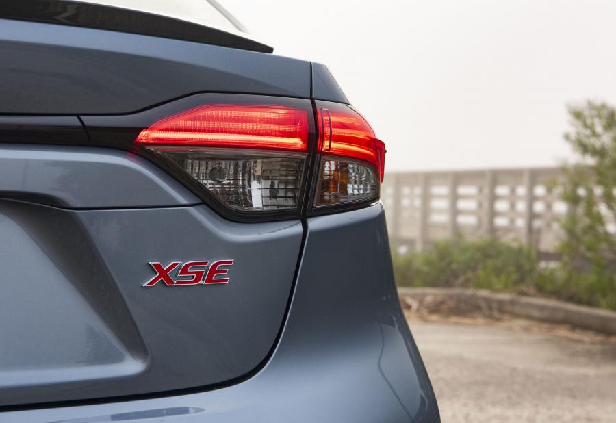 Детали экстерьера Toyota Corolla XSE Sedan 2019 года  (NA) (фото 31 из 45)